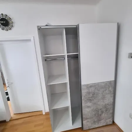 Szálloda Donaublick 1 , Spitzfeldstr 1