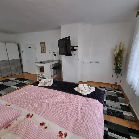 Hotel Donaublick 1 , Spitzfeldstr 1 3*