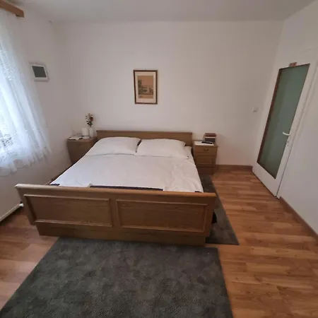 Hotel Donaublick 1 , Spitzfeldstr 1