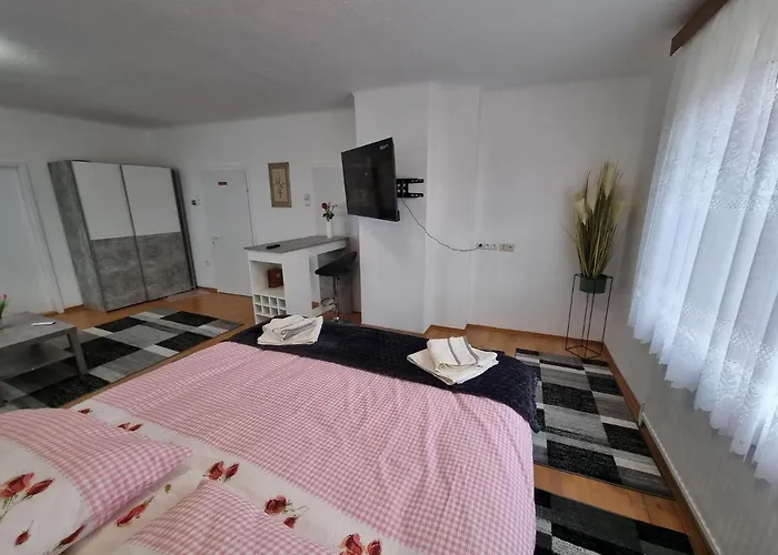 Otel Donaublick 1 , Spitzfeldstr 1 3*