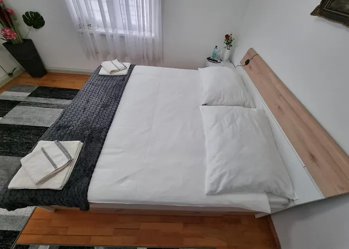 Donaublick 1 , Spitzfeldstr 1 Otel