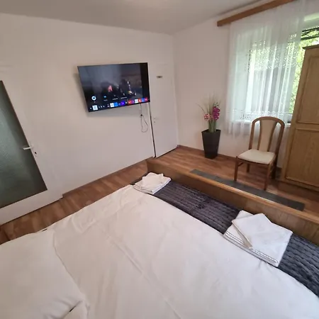Hotel Donaublick 1 , Spitzfeldstr 1 3*