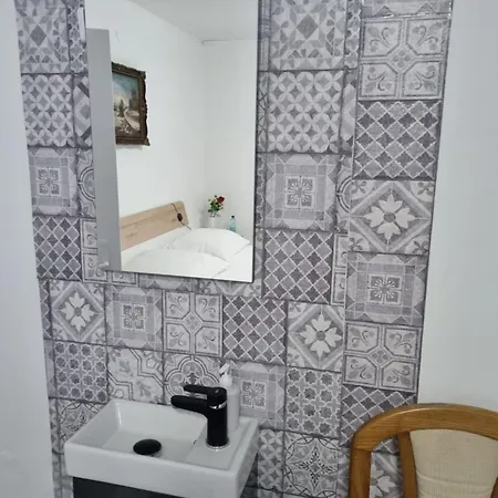 Donaublick 1 , Spitzfeldstr 1