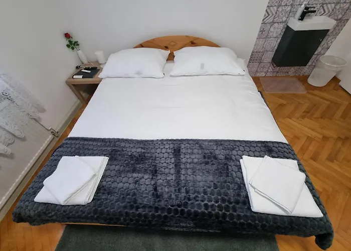 Donaublick 1 , Spitzfeldstr 1 Hotel